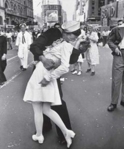 times-square-kiss-end-of-wwII-baby-boomer